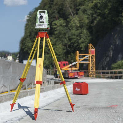 Тахеометр Leica TS10 и LTE-модемом на штативе. Фото Leica Geosystems AG.